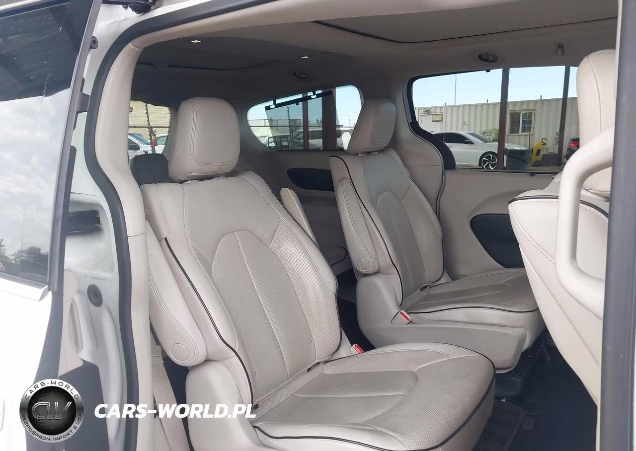 2018 Chrysler Pacifica Hybrid Limited VIN:2C4RC1N72JR183404 - 8