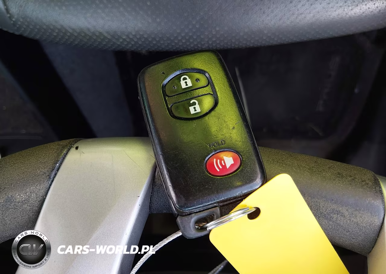 2015 Toyota Prius Two VIN:JTDKN3DU7F1886197 - 11