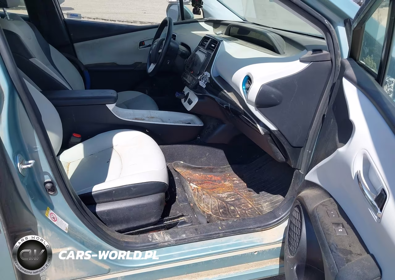 2017 Toyota Prius Four VIN:JTDKARFU7H3033740 - 5