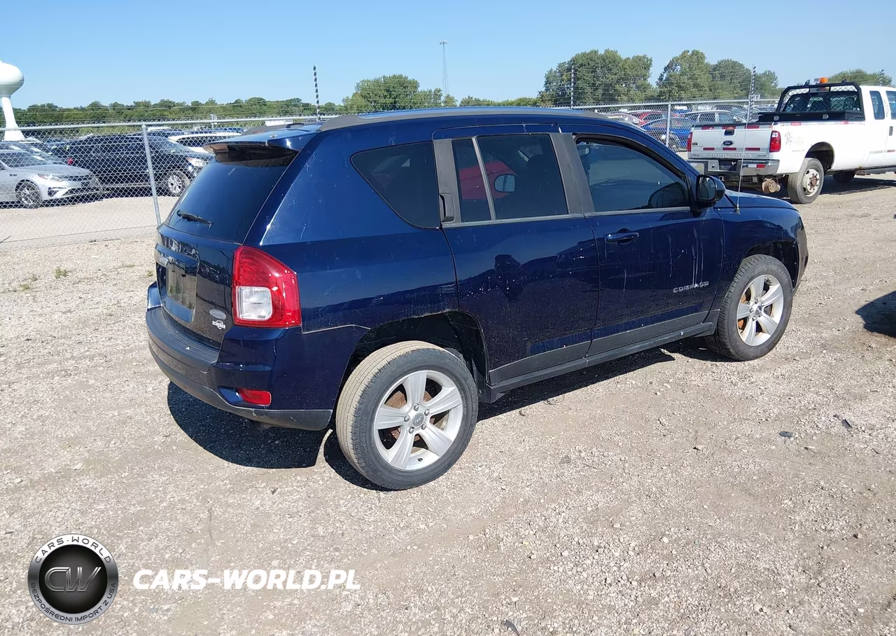 2013 Jeep Compass Latitude VIN:1C4NJCEBXDD205631 - 4
