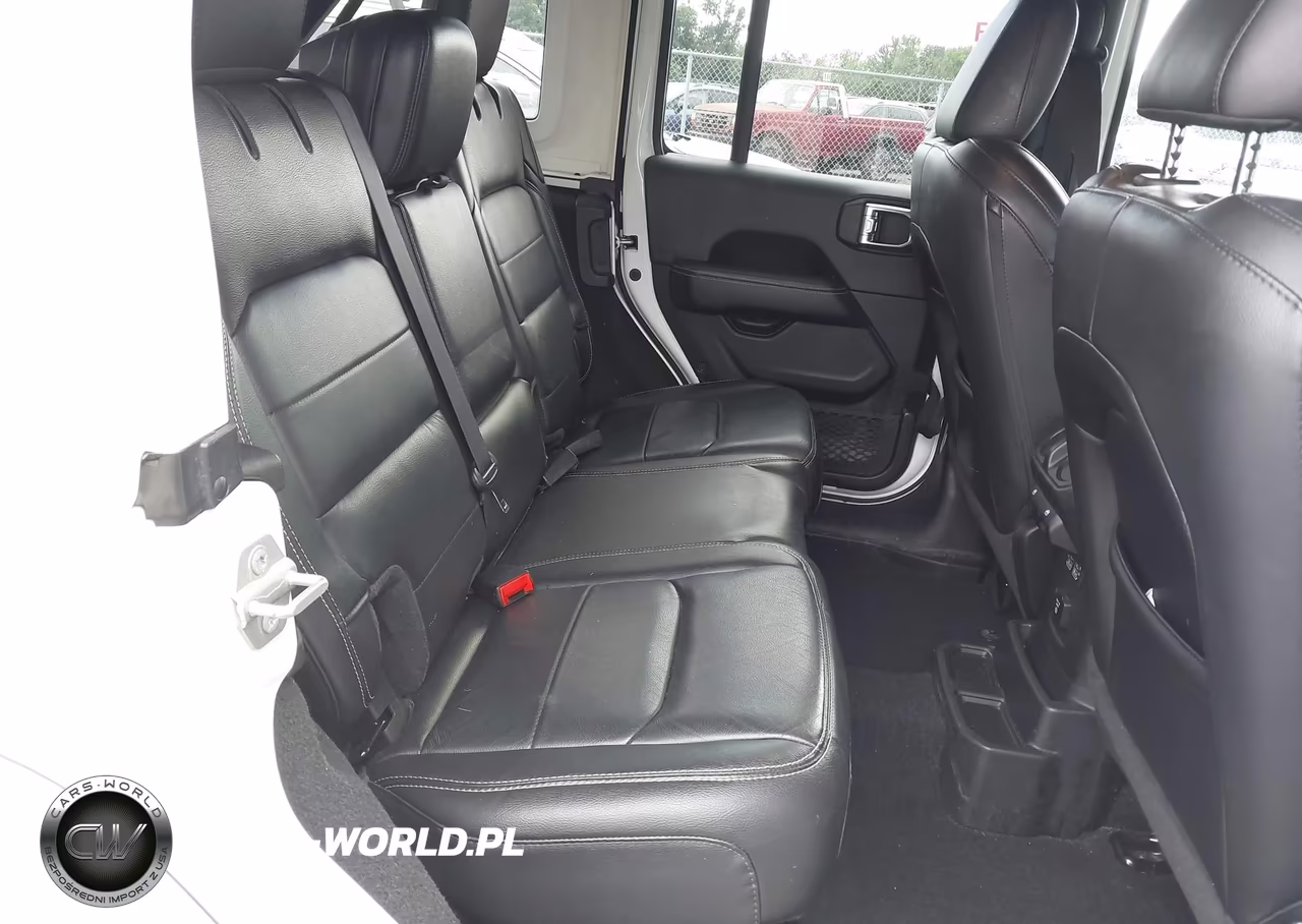 2019 Jeep Wrangler Unlimited Sahara 4X4 VIN:1C4HJXEG7KW661877 - 8