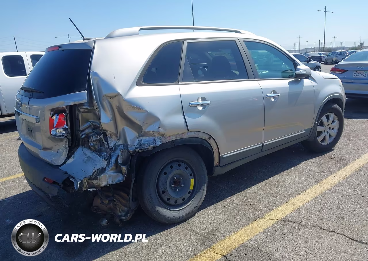 2013 Kia Sorento Lx VIN:5XYKT4A6XDG424439 - 4