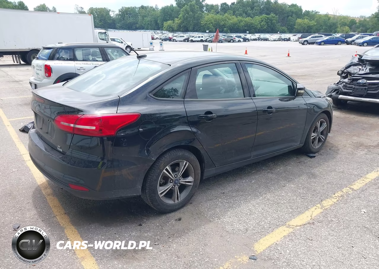 2017 Ford Focus Se VIN:1FADP3FEXHL276459 - 4