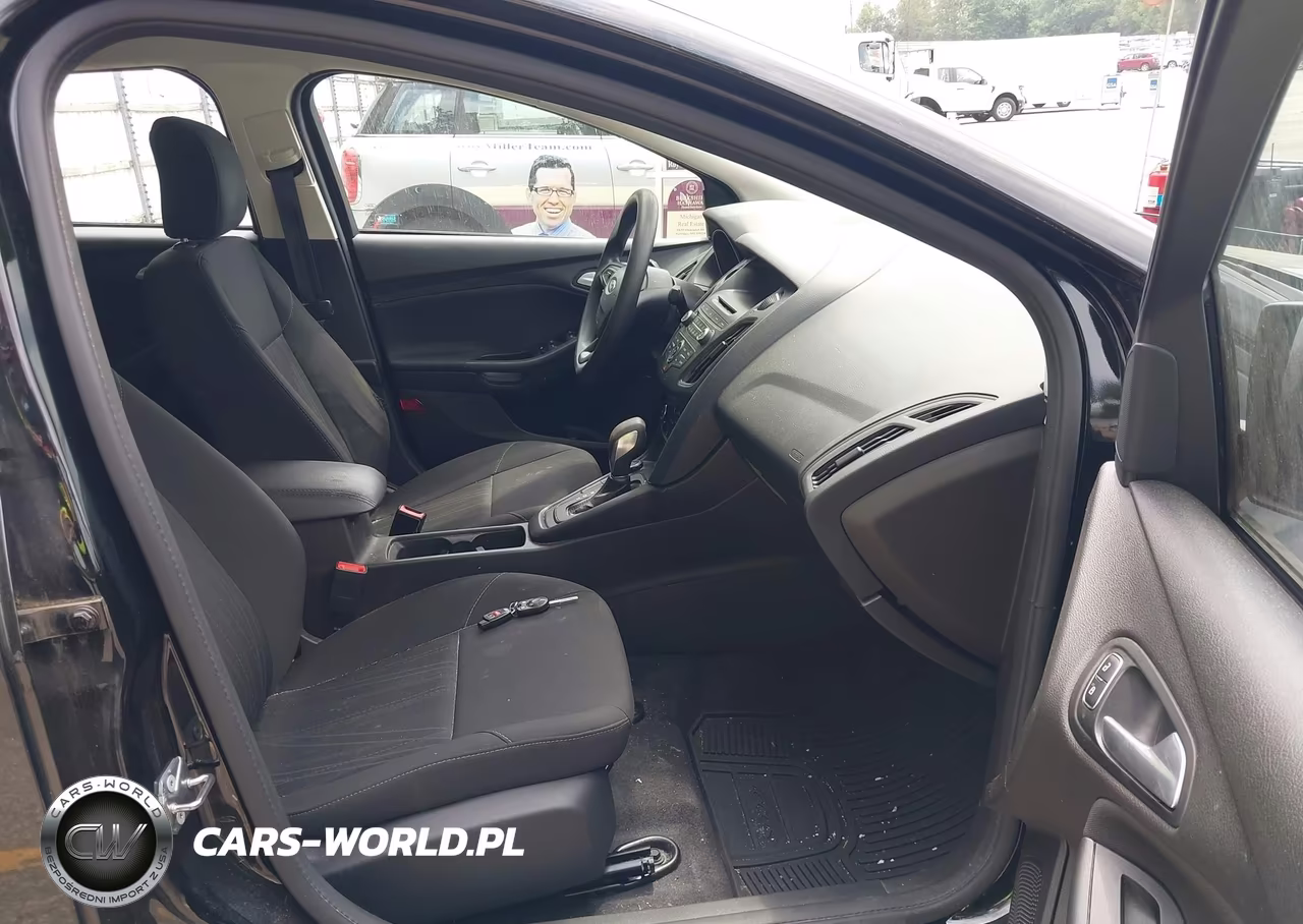 2017 Ford Focus Se VIN:1FADP3FEXHL276459 - 5