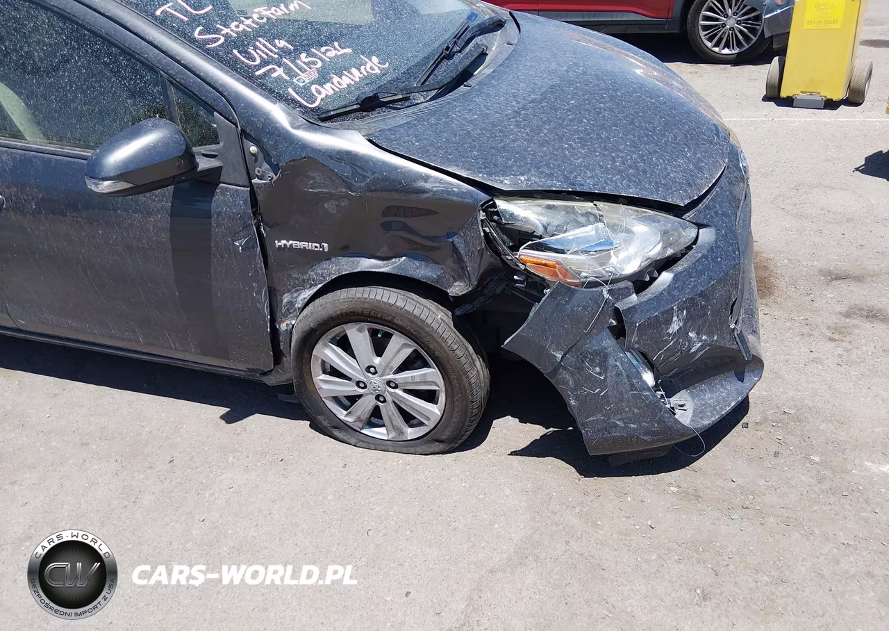 2016 Toyota Prius C One VIN:JTDKDTB30G1128541 - 17