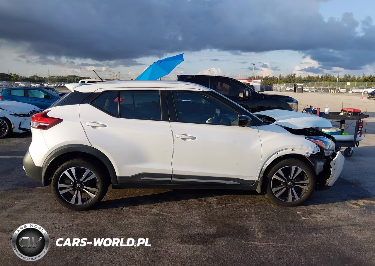 2018 Nissan Kicks Sr VIN:3N1CP5CUXJL535705 - 13