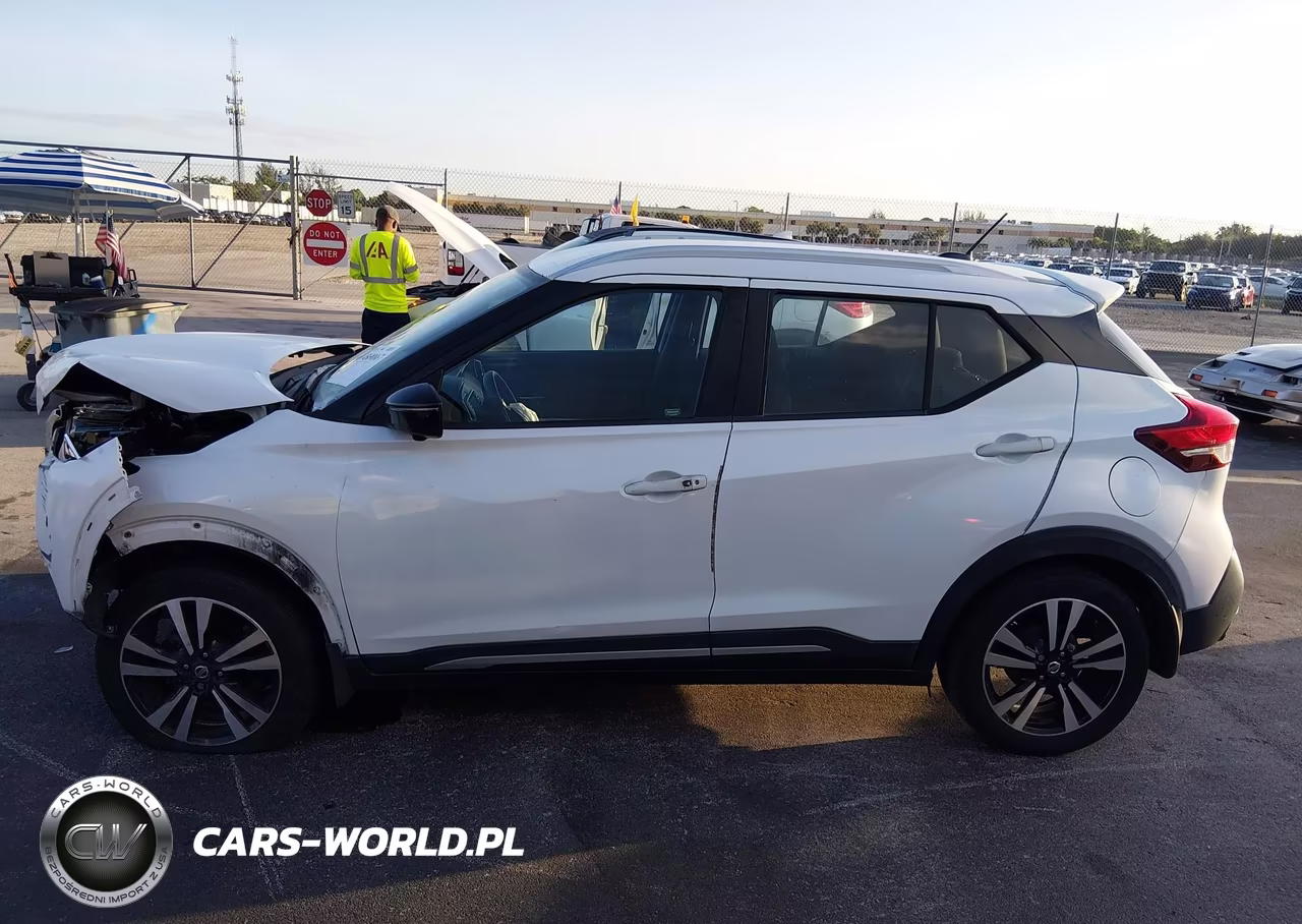 2018 Nissan Kicks Sr VIN:3N1CP5CUXJL535705 - 14