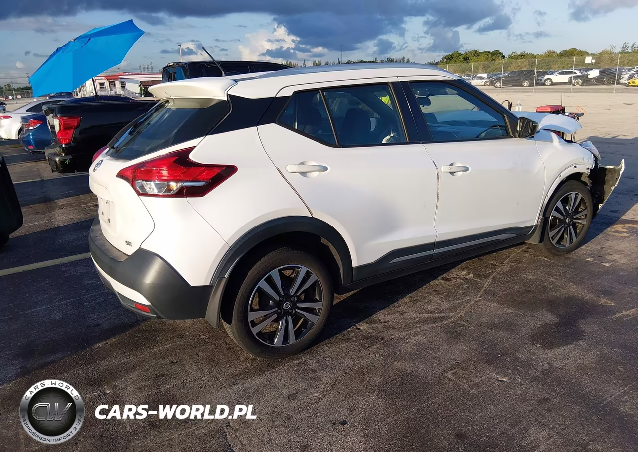 2018 Nissan Kicks Sr VIN:3N1CP5CUXJL535705 - 4