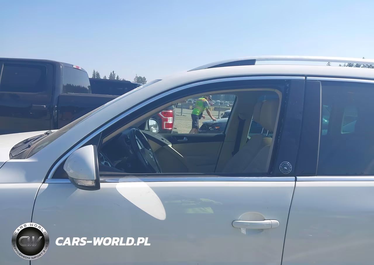 2017 Volkswagen Tiguan 2.0T Wolfsburg Edition VIN:WVGSV7AX8HW503813 - 6