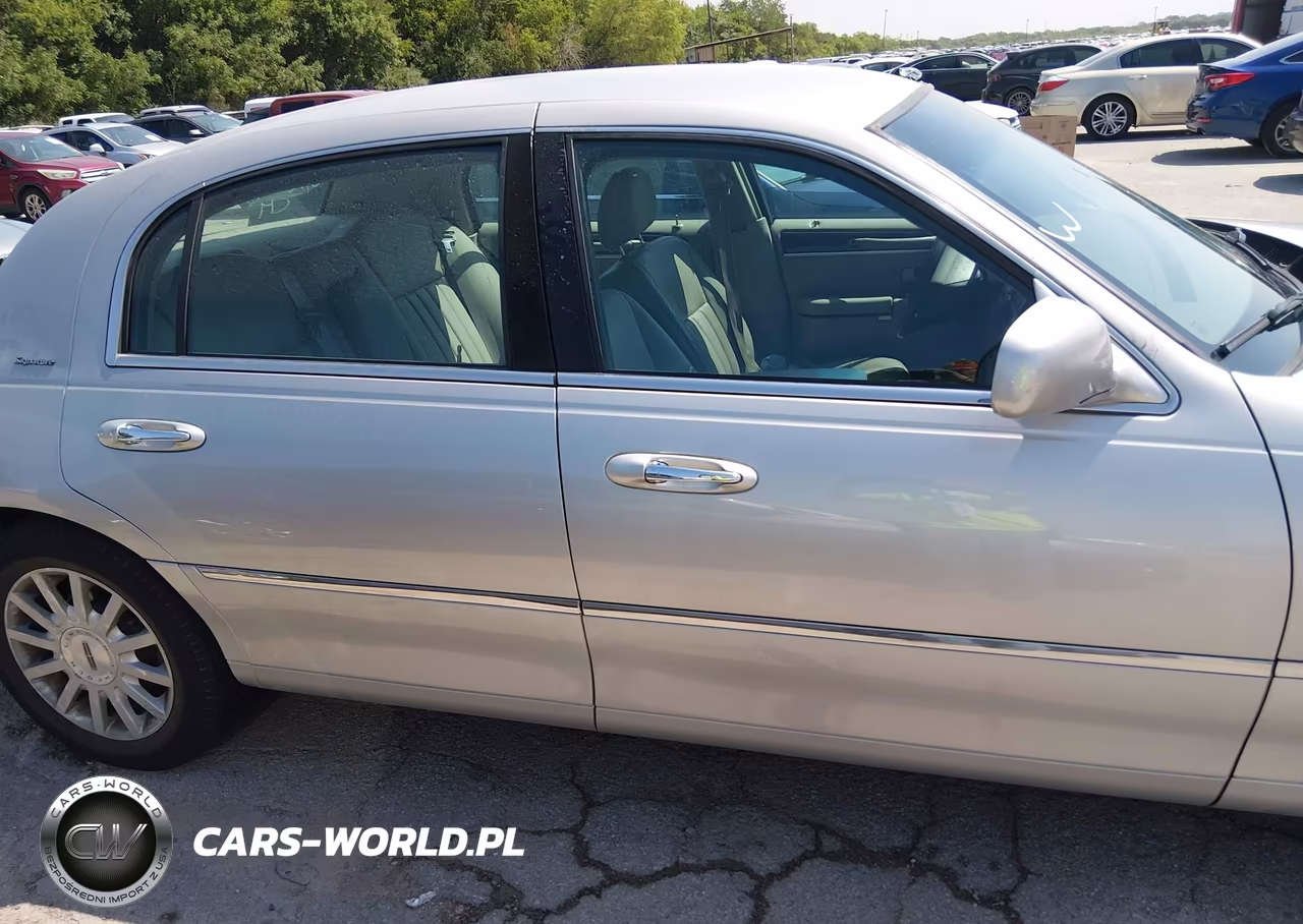 2007 Lincoln Town Car Signature VIN:1LNHM81V67Y617023 - 13