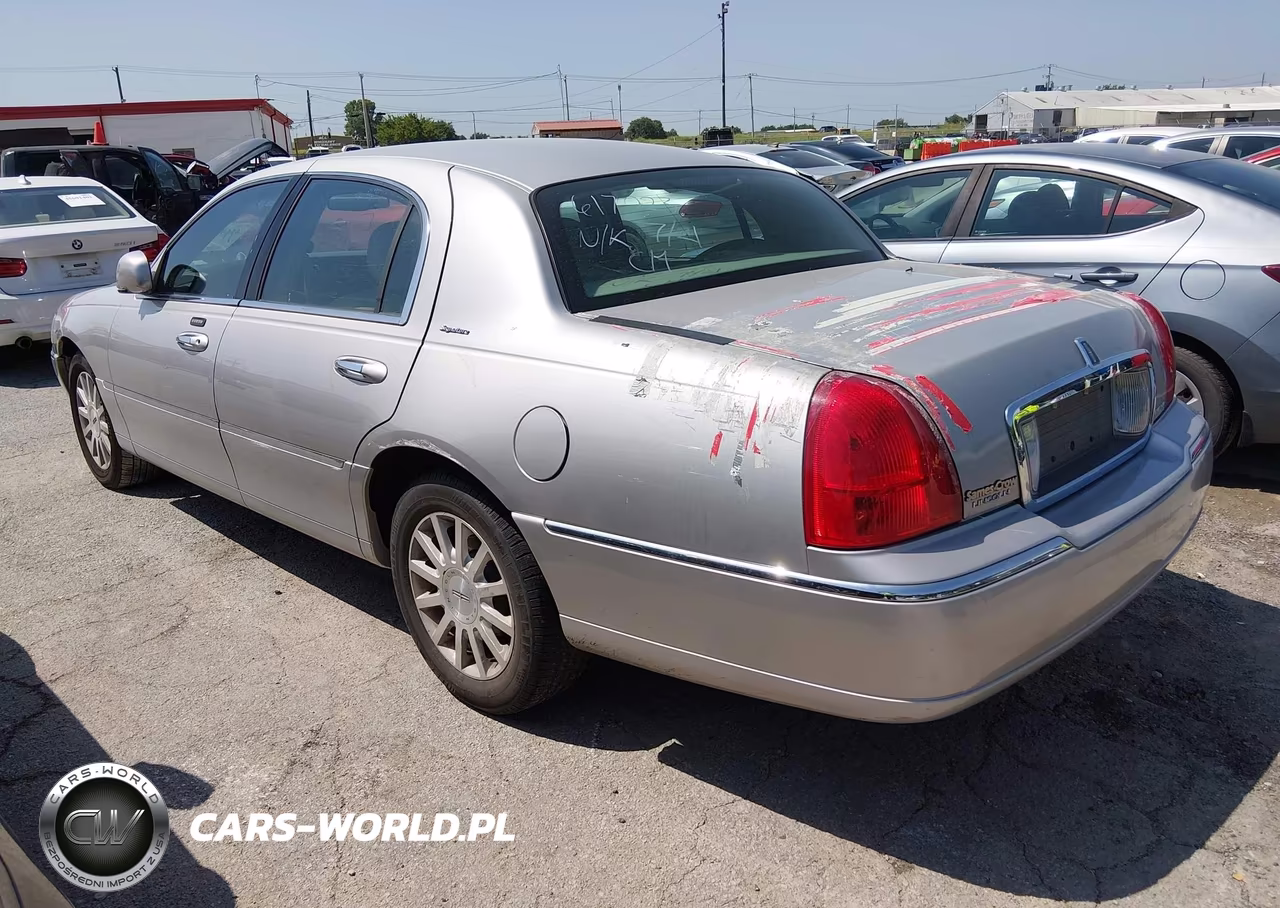 2007 Lincoln Town Car Signature VIN:1LNHM81V67Y617023 - 3
