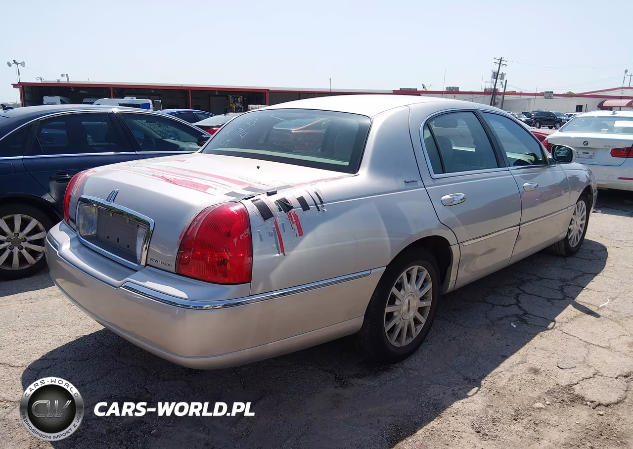 2007 Lincoln Town Car Signature VIN:1LNHM81V67Y617023 - 4
