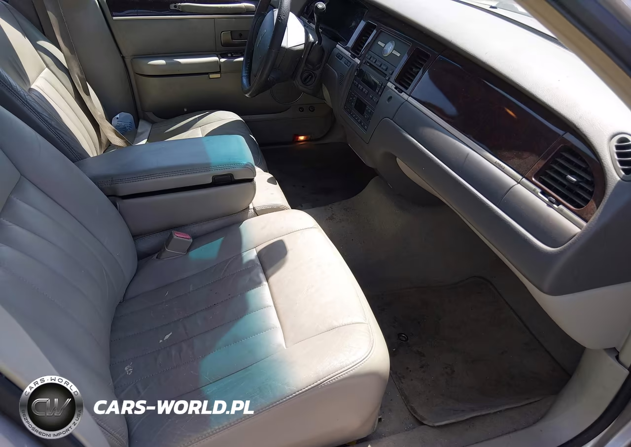 2007 Lincoln Town Car Signature VIN:1LNHM81V67Y617023 - 5