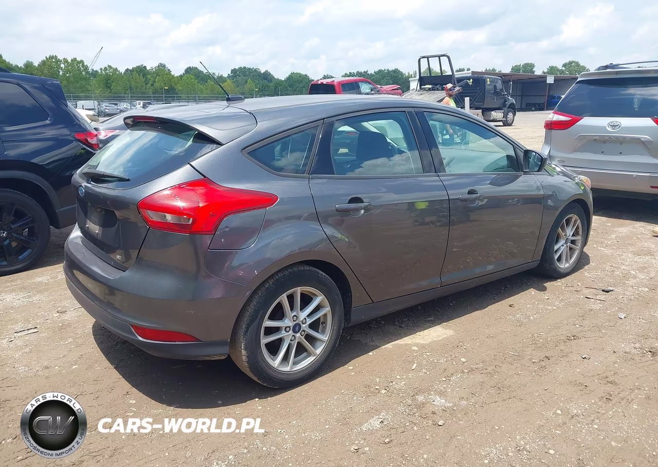 2018 Ford Focus Se VIN:1FADP3K21JL280059 - 4