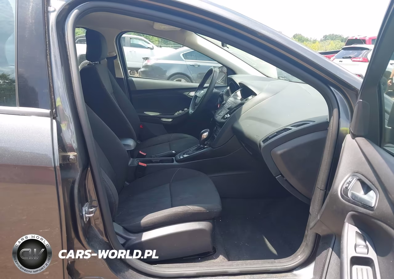 2018 Ford Focus Se VIN:1FADP3K21JL280059 - 5