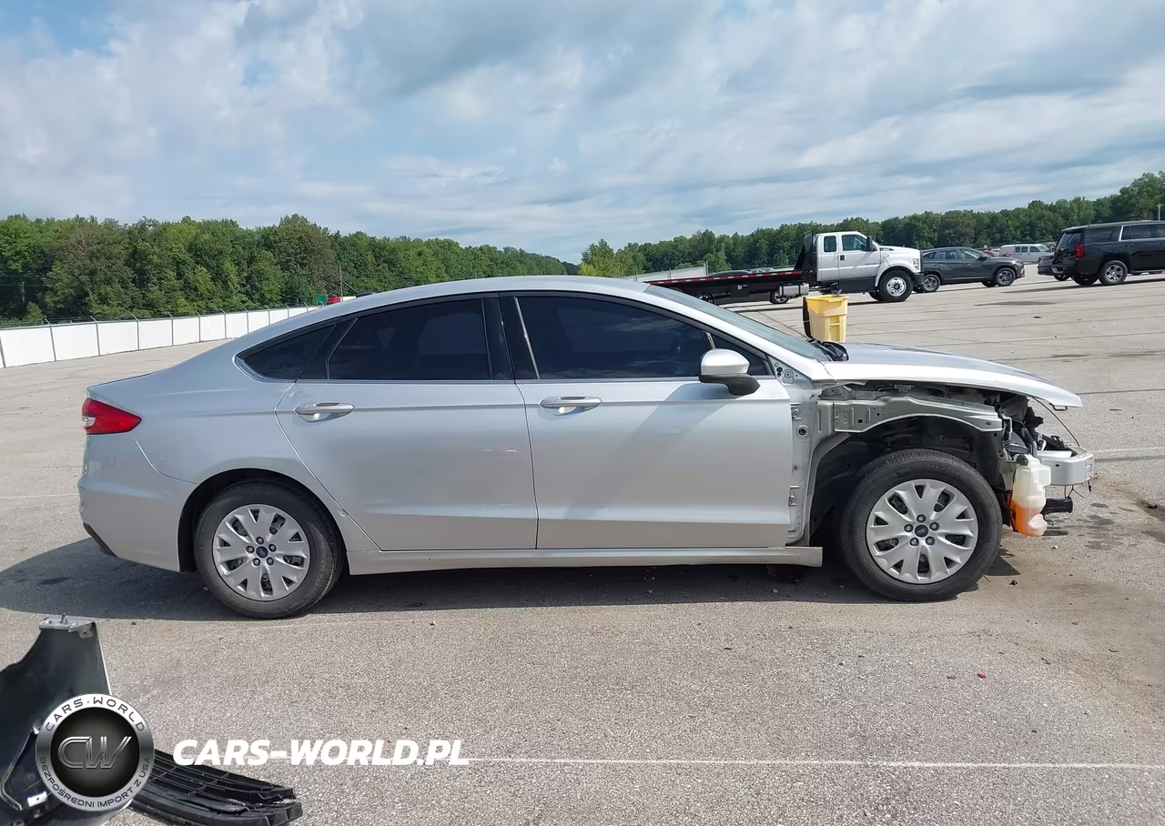2019 Ford Fusion S VIN:3FA6P0G74KR130428 - 14