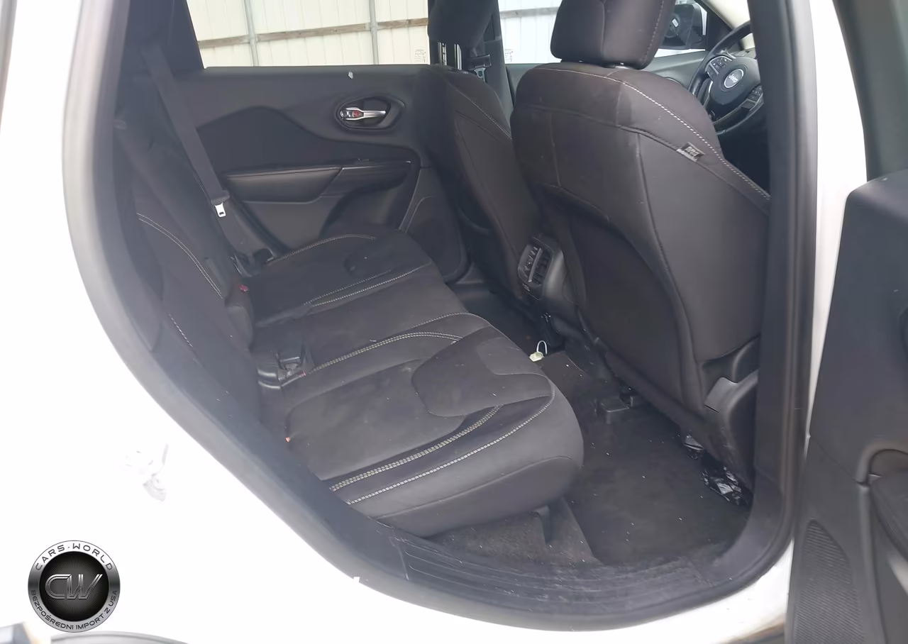 2015 Jeep Cherokee Latitude VIN:1C4PJLCB5FW770999 - 8