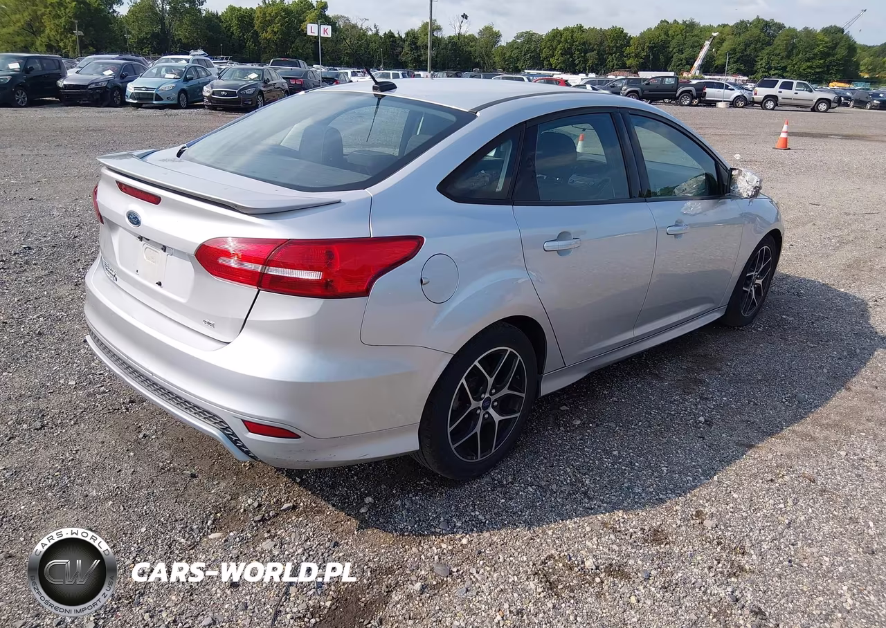 2015 Ford Focus Se VIN:1FADP3F28FL344731 - 4