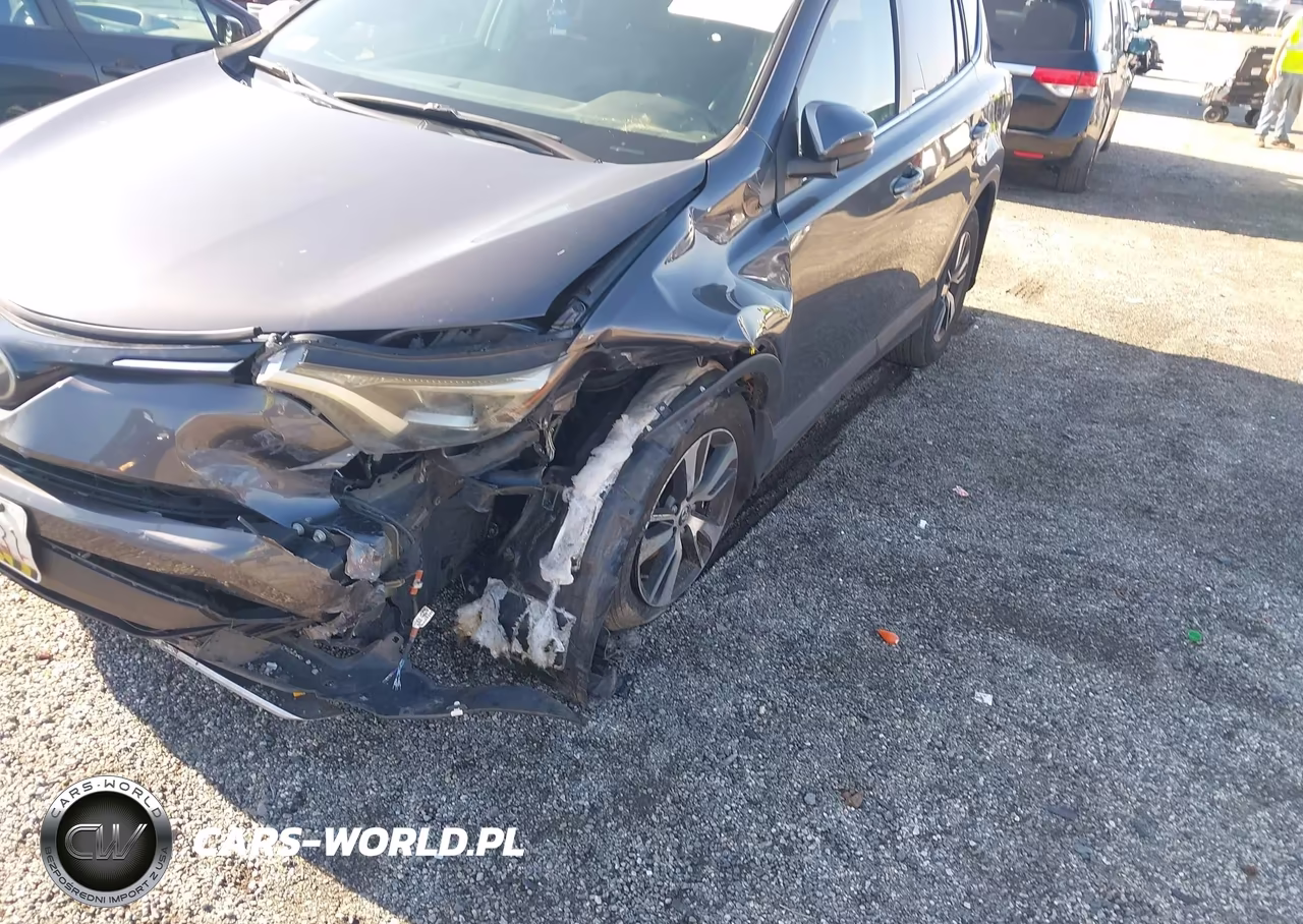 2018 Toyota Rav4 Xle VIN:2T3RFREV7JW847030 - 6