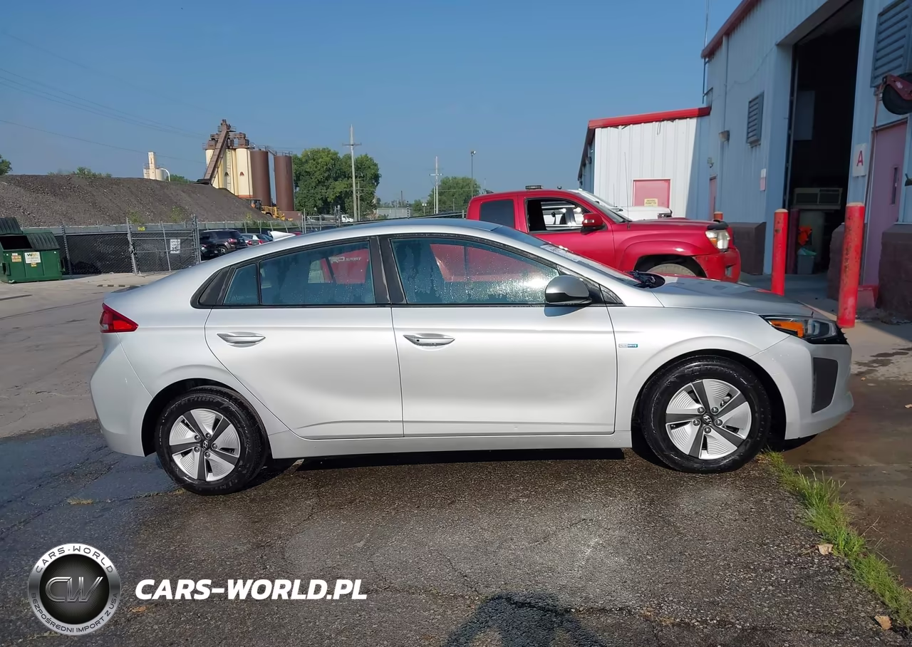 2019 Hyundai Ioniq Hybrid Blue VIN:KMHC65LC1KU106804 - 18