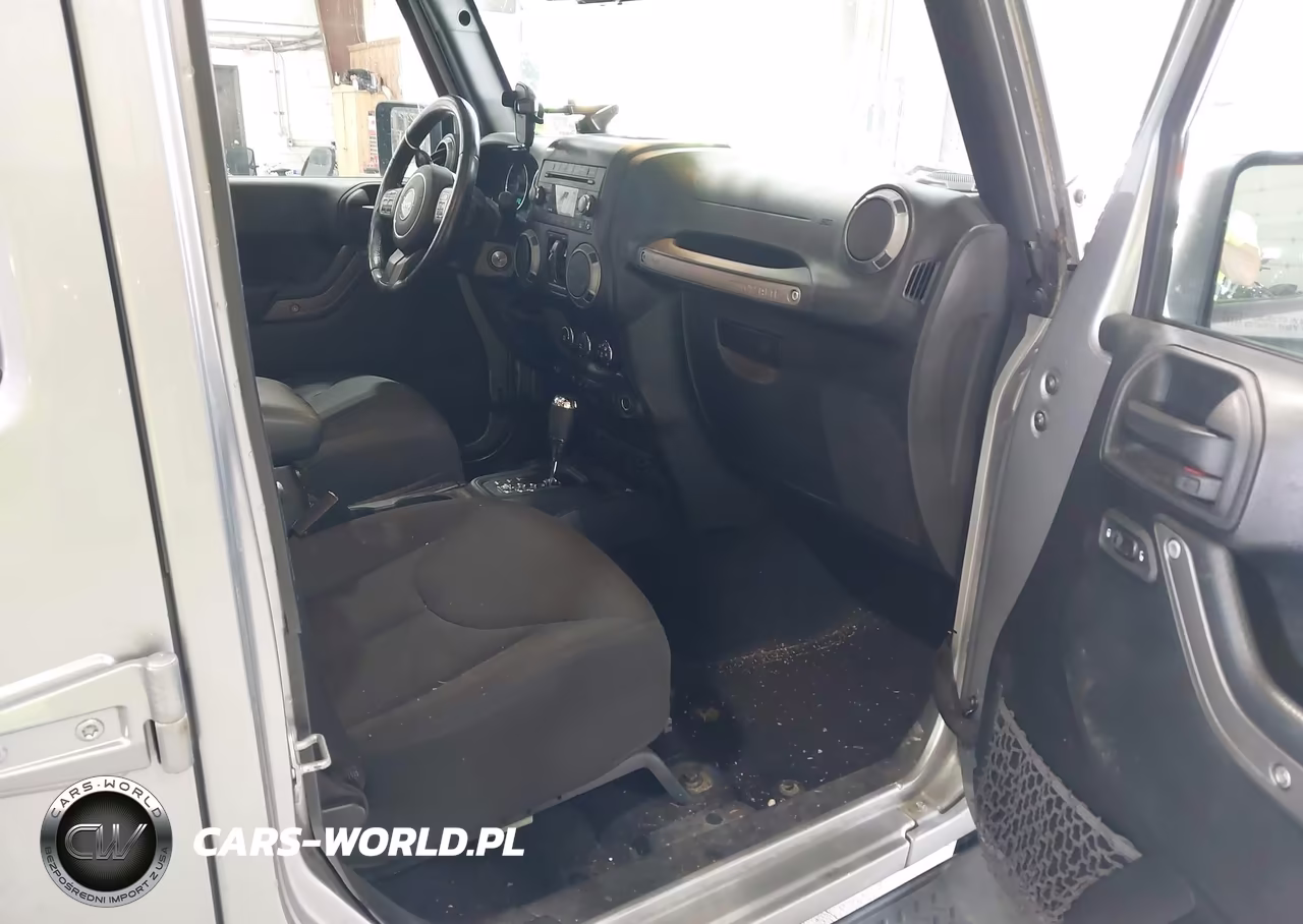 2016 Jeep Wrangler Unlimited Sport VIN:1C4BJWDG9GL319454 - 5