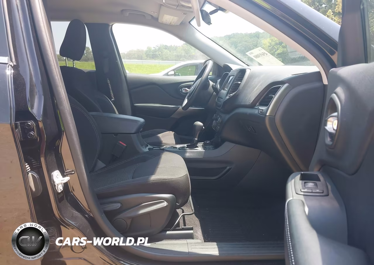 2019 Jeep Cherokee Latitude 4X4 VIN:1C4PJMCB8KD157870 - 5