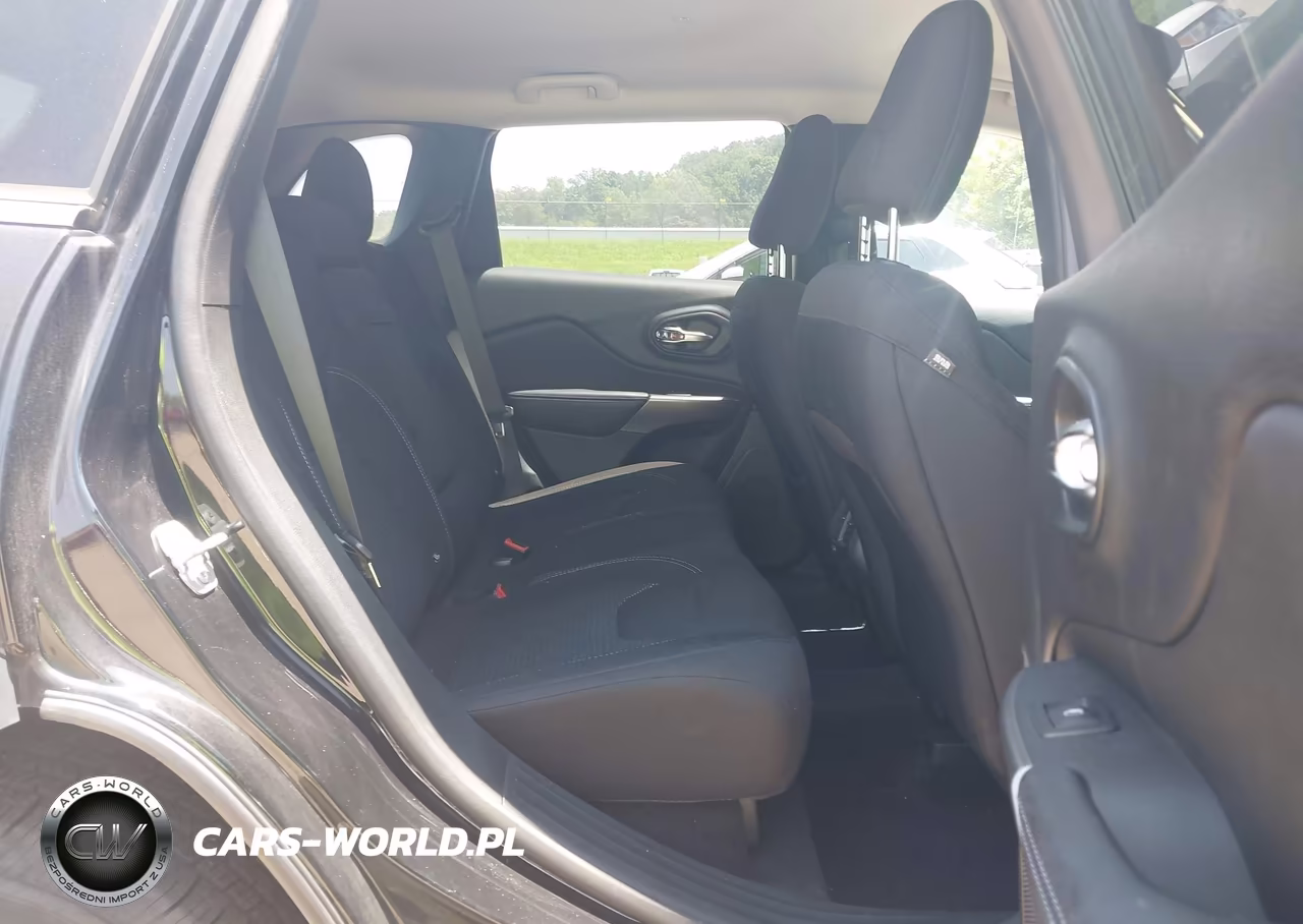 2019 Jeep Cherokee Latitude 4X4 VIN:1C4PJMCB8KD157870 - 8
