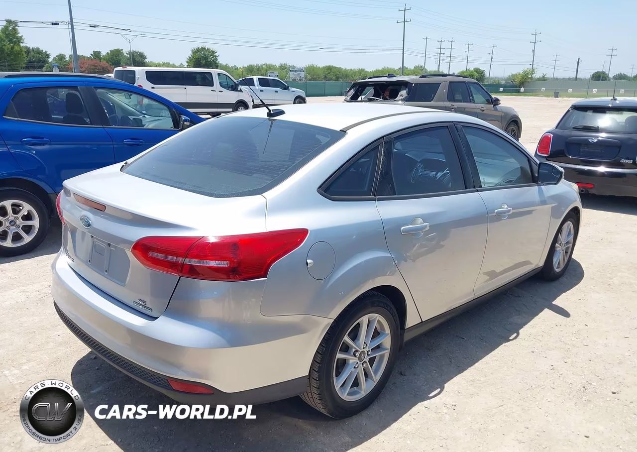 2015 Ford Focus Se VIN:1FADP3F28FL344003 - 4