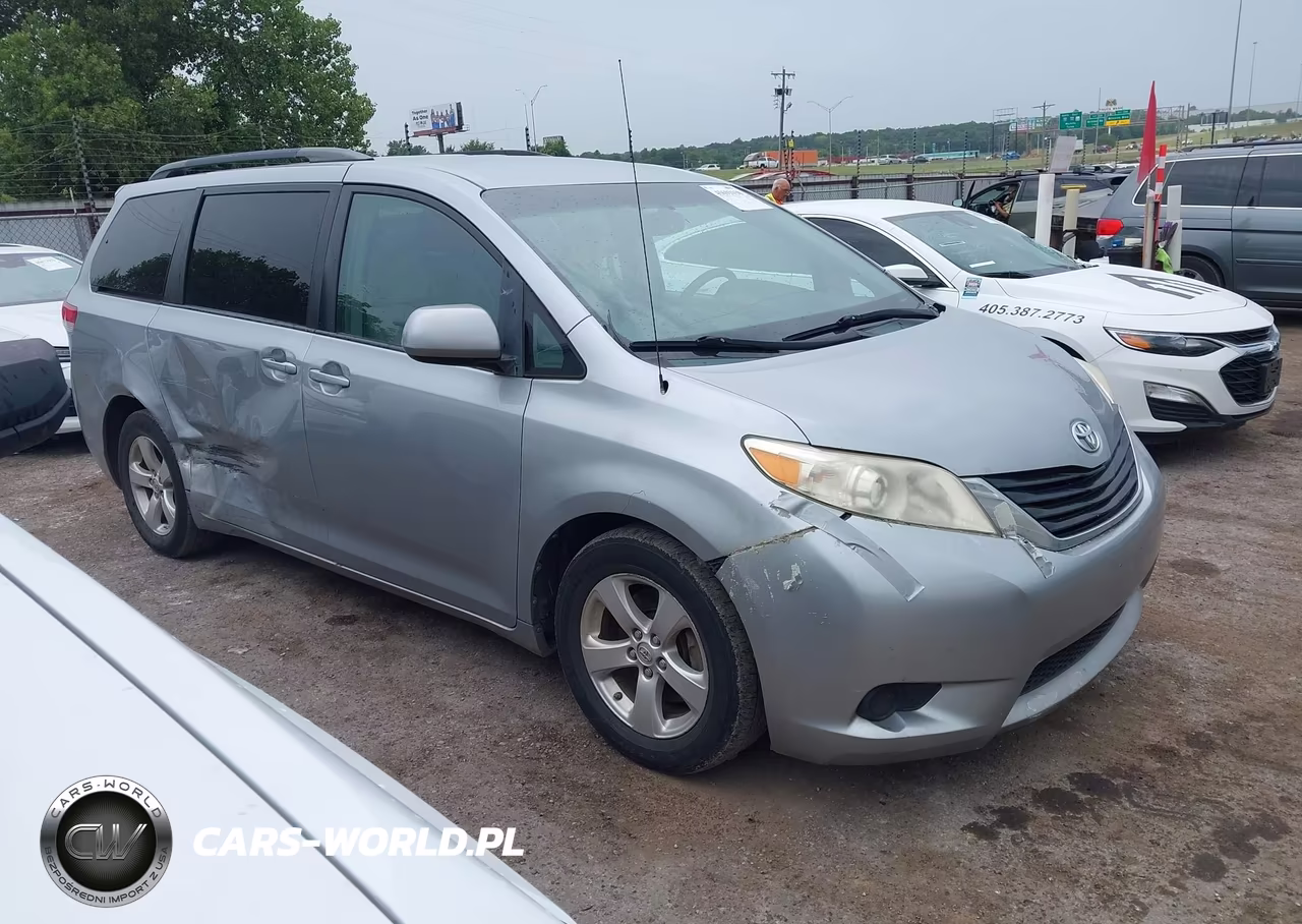 2014 Toyota Sienna Le V6 8 Passenger