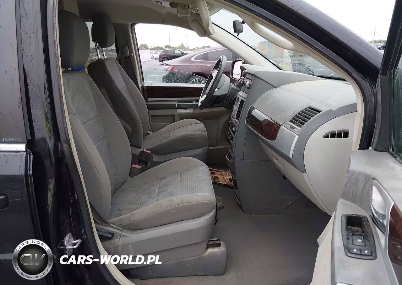 2010 Chrysler Town & Country Touring VIN:2A4RR5D10AR449869 - 5