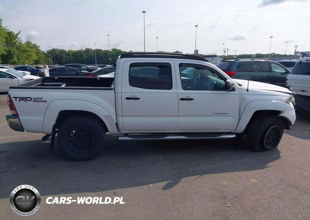 2015 Toyota Tacoma Base V6 VIN:3TMLU4ENXFM166027 - 13