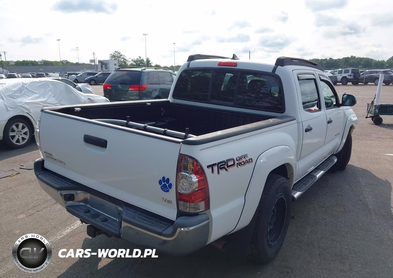 2015 Toyota Tacoma Base V6 VIN:3TMLU4ENXFM166027 - 4