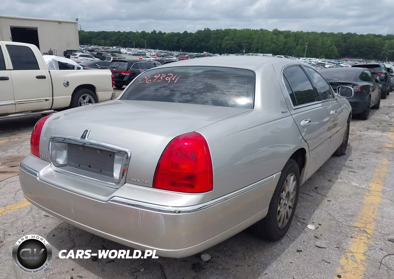 2006 Lincoln Town Car Signature VIN:1LNHM81W86Y603941 - 4