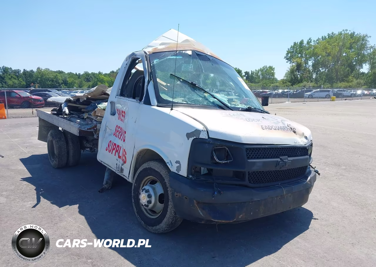 2009 Chevrolet Express Cutaway Work Van VIN:1GBHG31C891177576 - 1