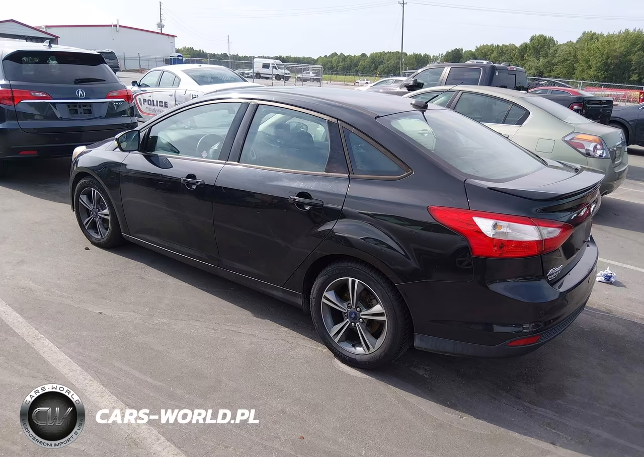 2014 Ford Focus Se VIN:1FADP3F22EL435976 - 3