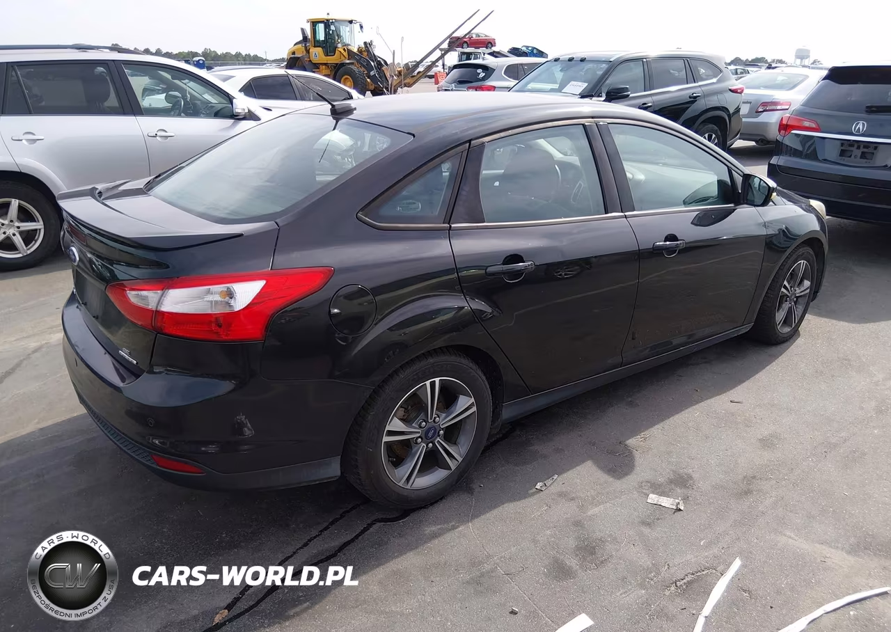 2014 Ford Focus Se VIN:1FADP3F22EL435976 - 4