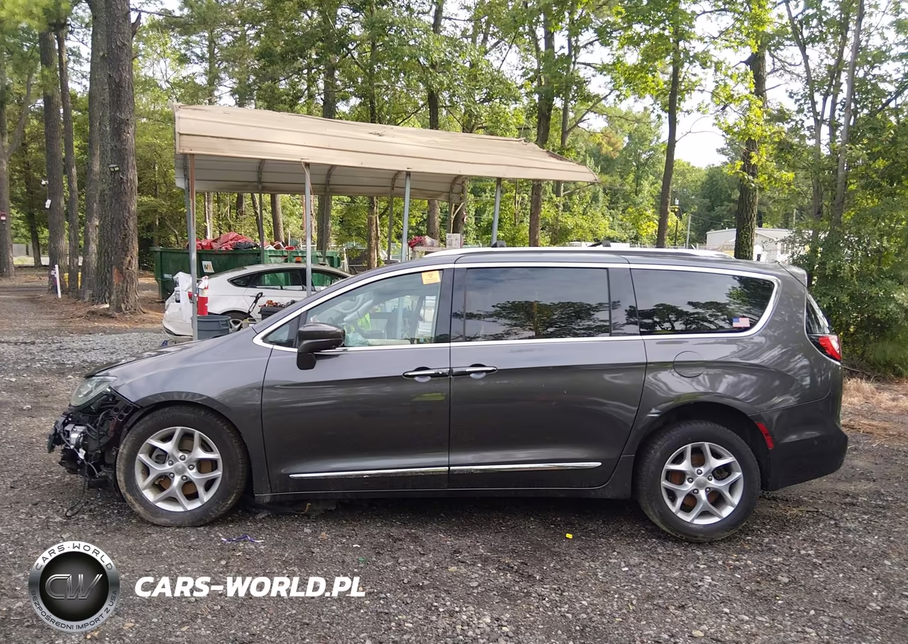2017 Chrysler Pacifica Touring-L Plus VIN:2C4RC1EG5HR511747 - 15