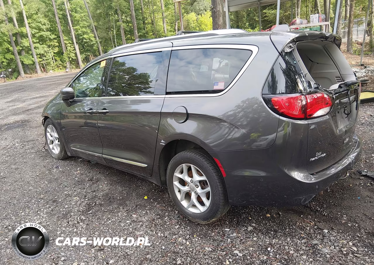 2017 Chrysler Pacifica Touring-L Plus VIN:2C4RC1EG5HR511747 - 3