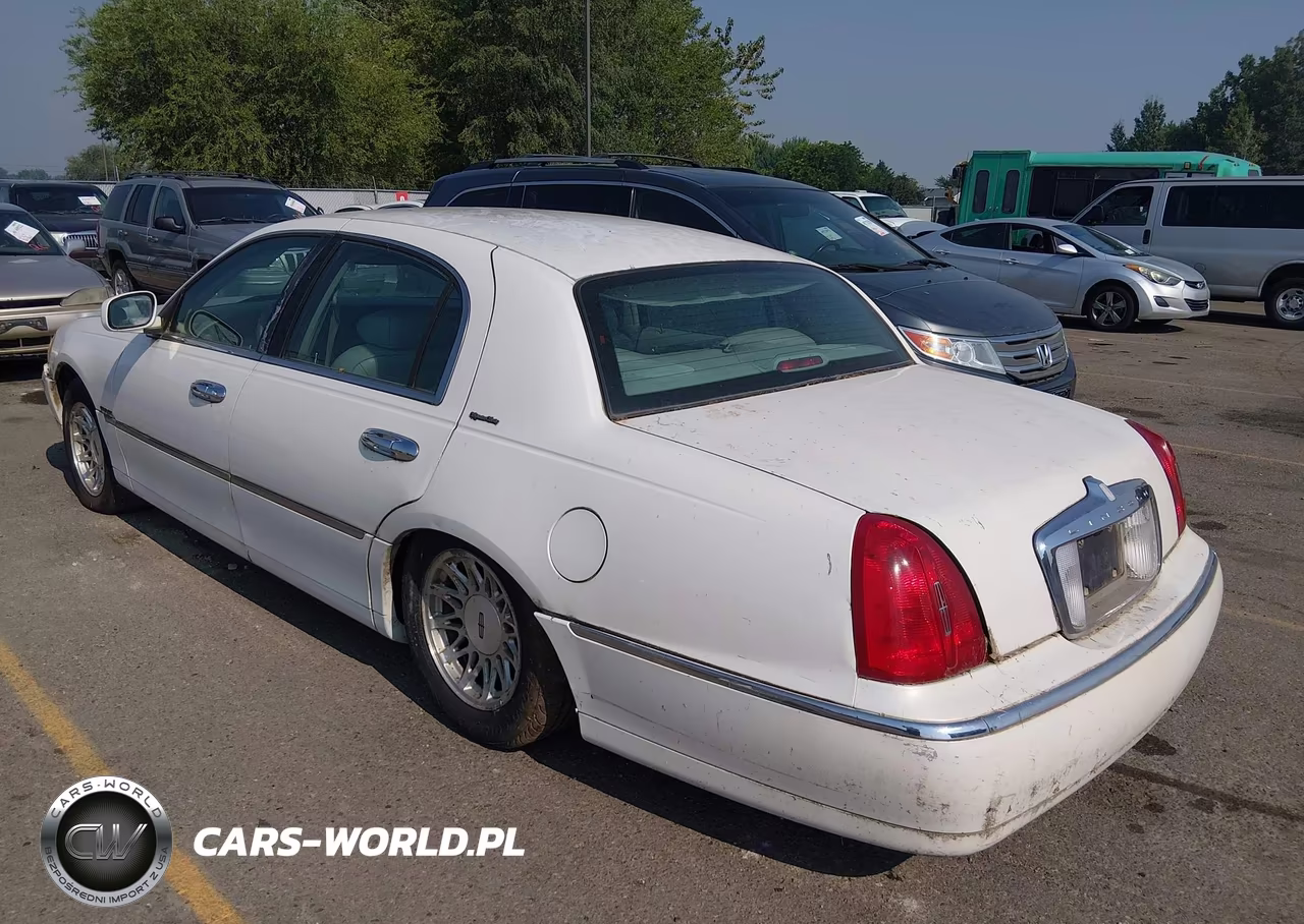 1998 Lincoln Town Car Signature VIN:1LNFM82W3WY676298 - 3