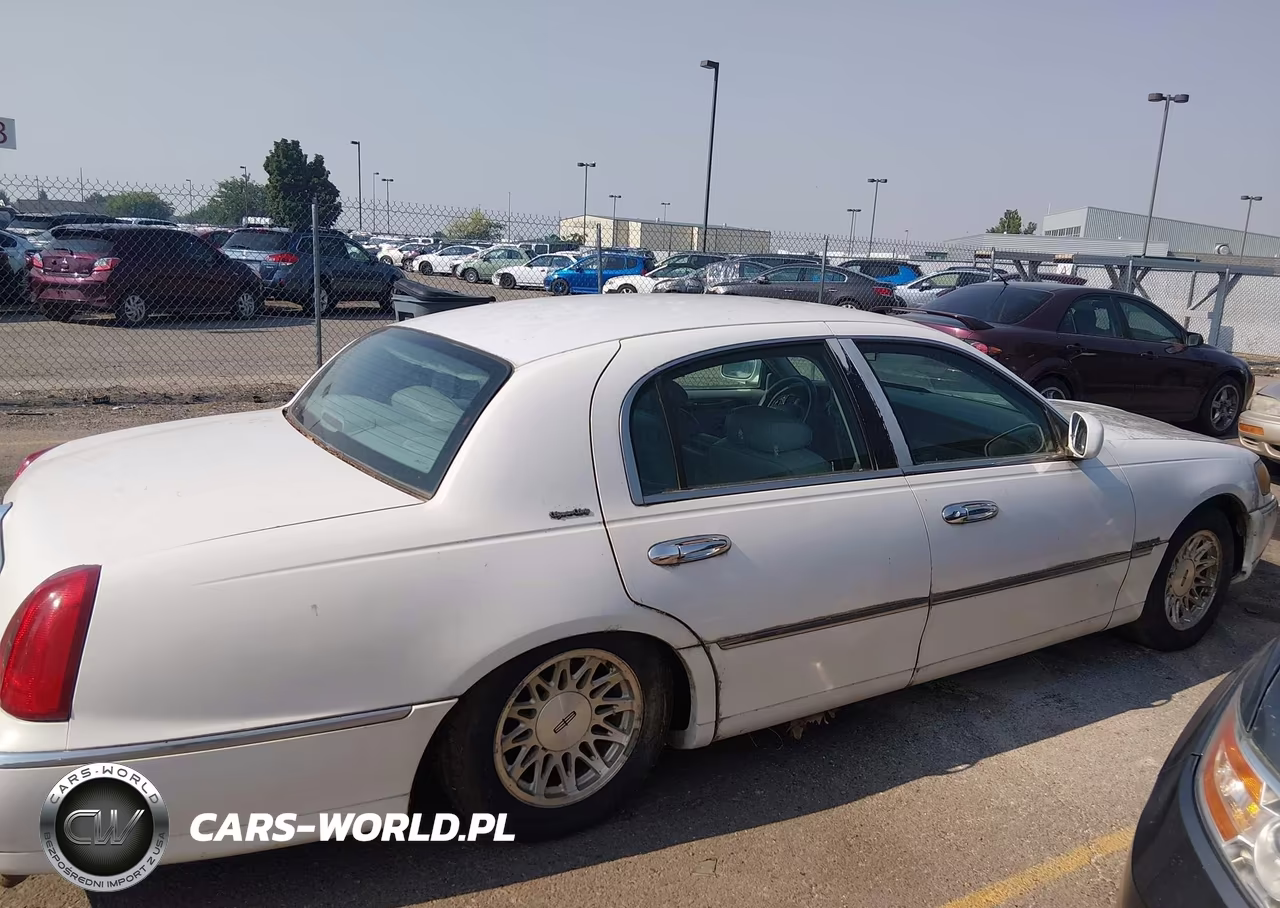 1998 Lincoln Town Car Signature VIN:1LNFM82W3WY676298 - 6