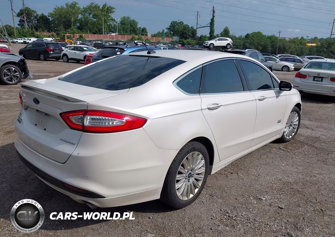 2014 Ford Fusion Energi Titanium VIN:3FA6P0SU2ER395155 - 4