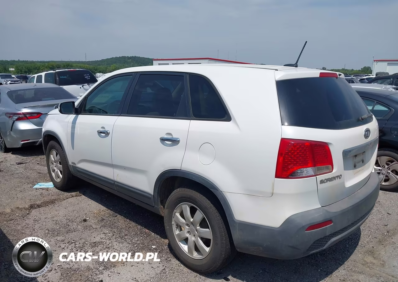 2011 Kia Sorento Lx VIN:5XYKTCA10BG011747 - 3