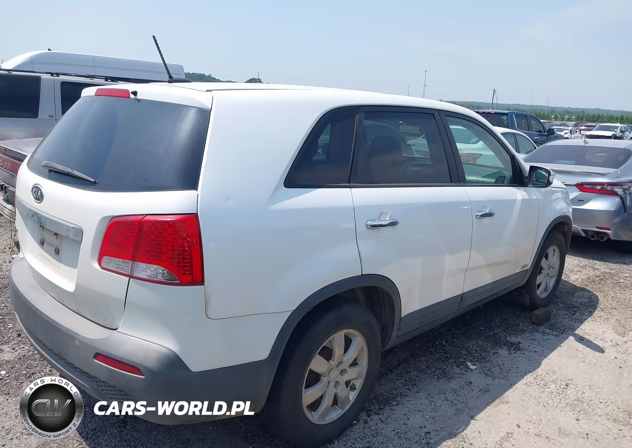 2011 Kia Sorento Lx VIN:5XYKTCA10BG011747 - 4