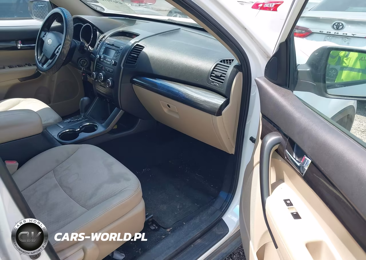 2011 Kia Sorento Lx VIN:5XYKTCA10BG011747 - 5