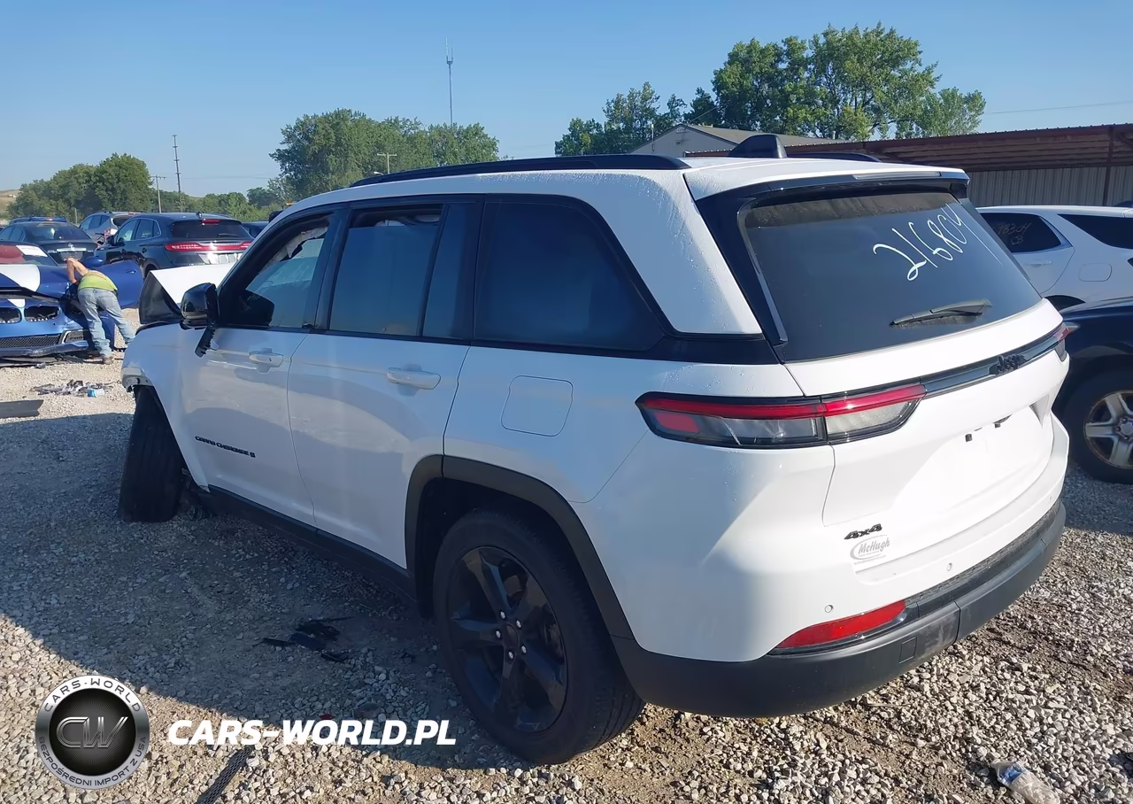 2024 Jeep Grand Cherokee Altitude 4X4 VIN:1C4RJHAG8RC216804 - 3