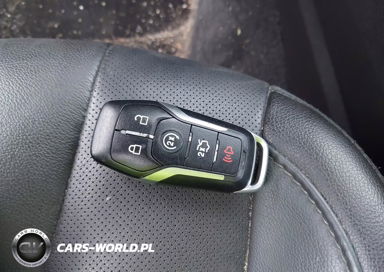 2016 Ford Fusion Energi Titanium VIN:3FA6P0SU3GR131753 - 11