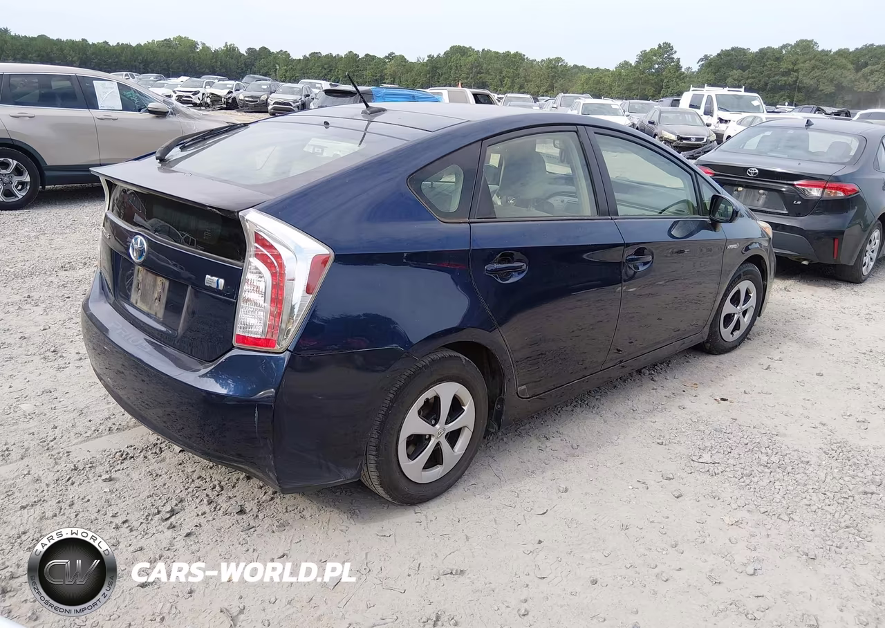 2014 Toyota Prius Three VIN:JTDKN3DU9E1735103 - 4