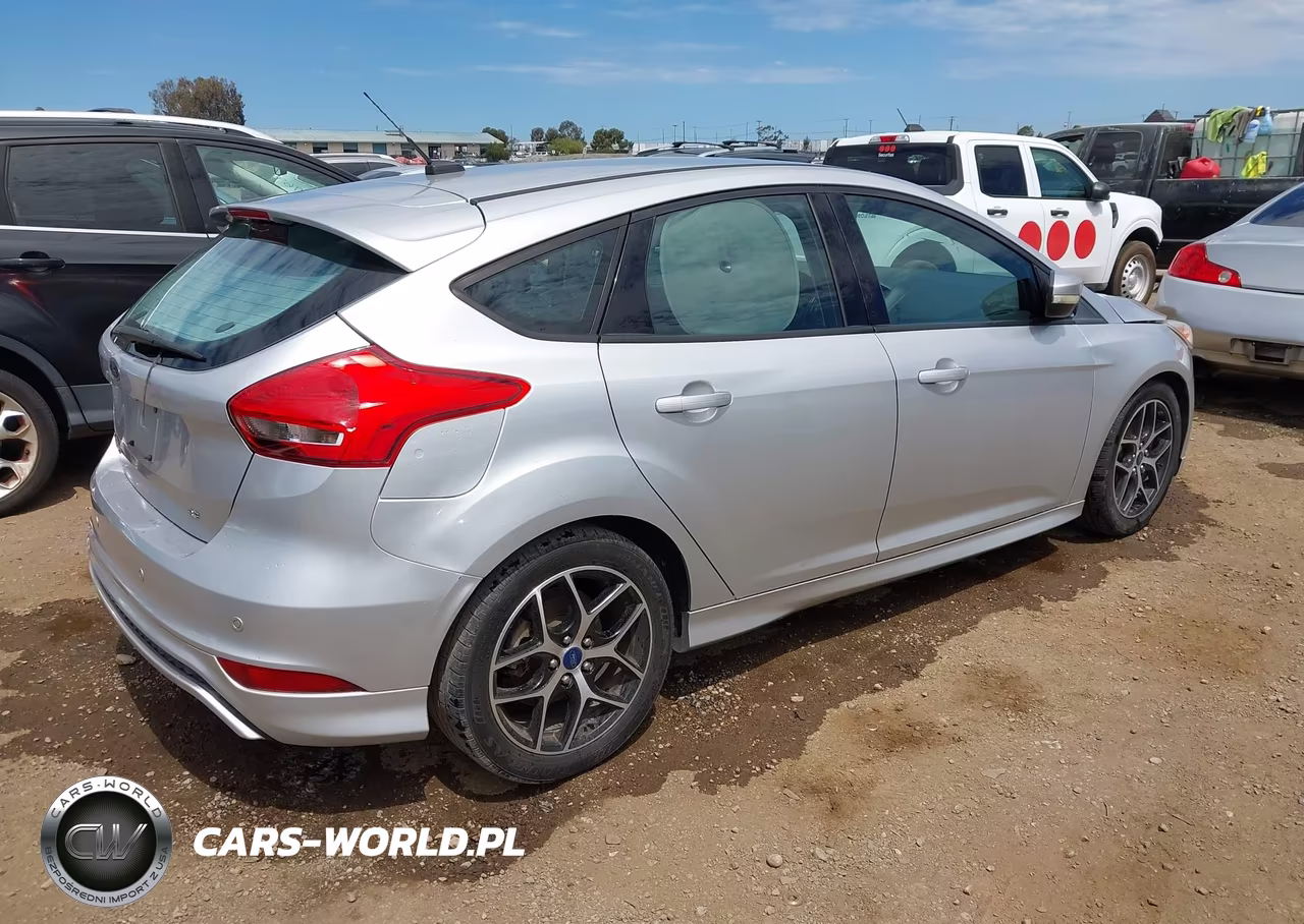 2016 Ford Focus Se VIN:1FADP3K28GL407012 - 4