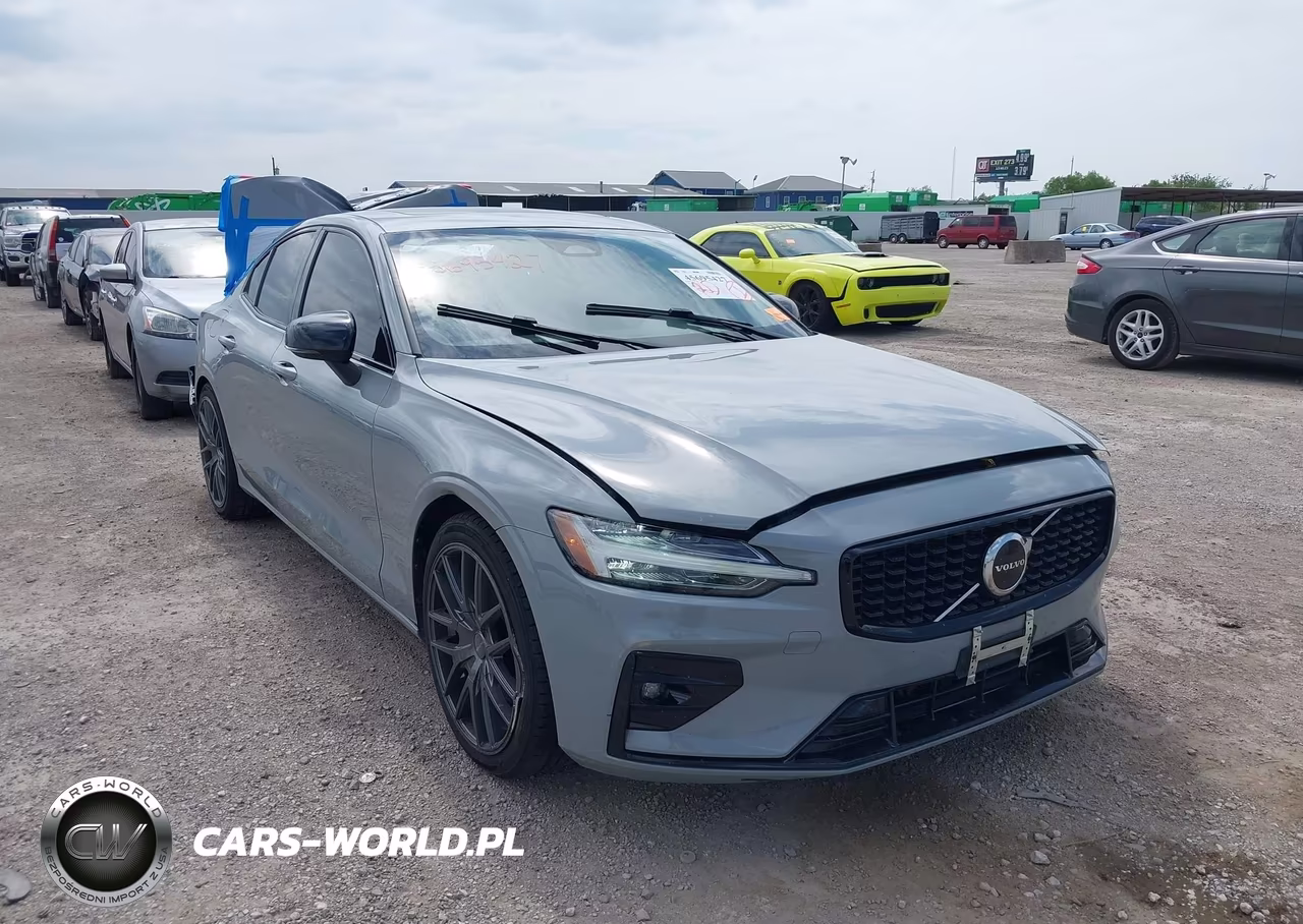2024 Volvo S60 B5 Core Dark Theme – zdjęcie 1 z 16