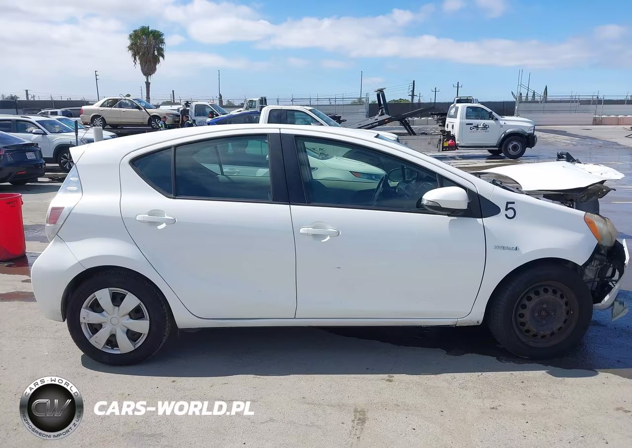 2013 Toyota Prius C One VIN:JTDKDTB36D1056028 - 13